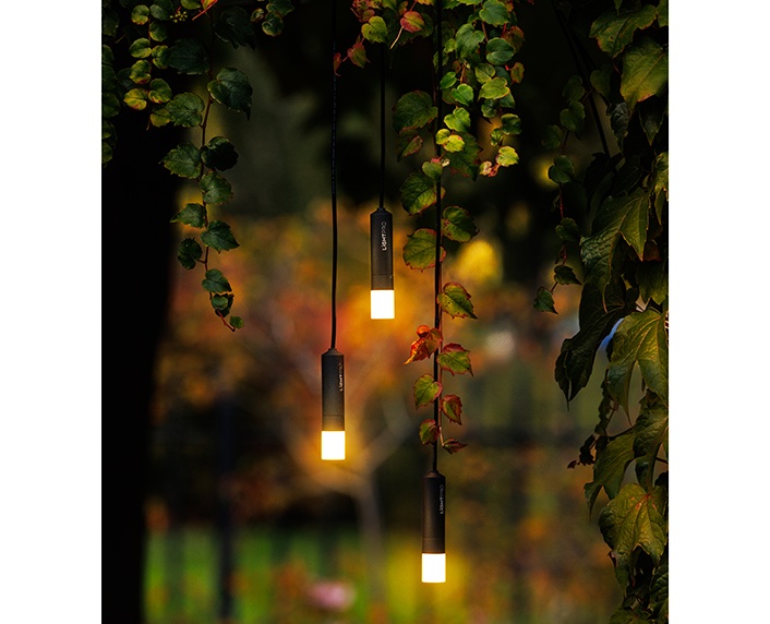 Tiras de tres cálidas luces para colgar en el jardín 